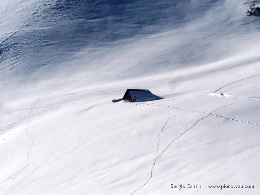 17 Baita  alla Bocchetta di Regadur sommersa dalla neve.JPG